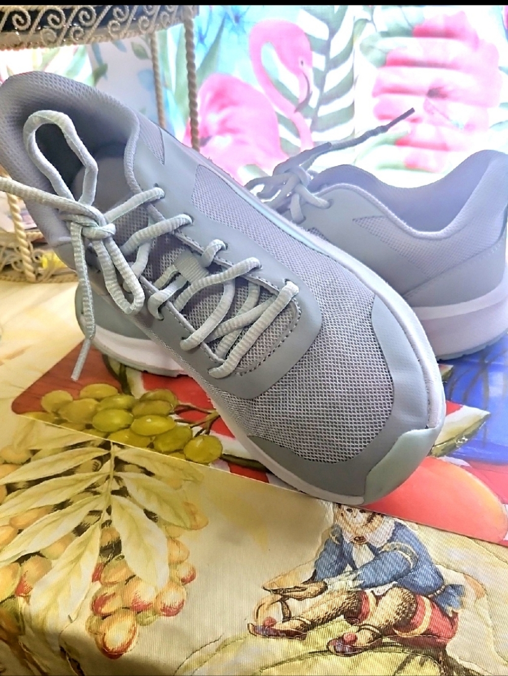 Athletic Shoes Gray White Green Size <8> In Excellant Shape